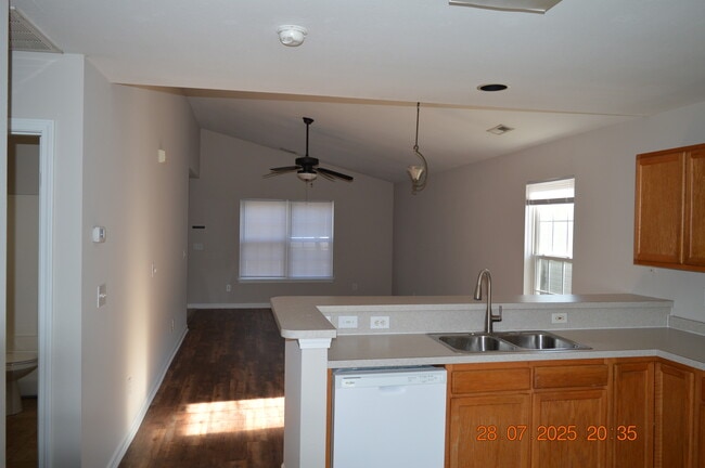 Building Photo - 869 Silvercrest Dr
