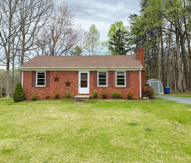 Building Photo - Zions Cross Roads Brick Cottage 2bedroom/1bath