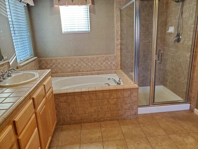 Building Photo - Huge 2 Bedroom House with separate Office ...
