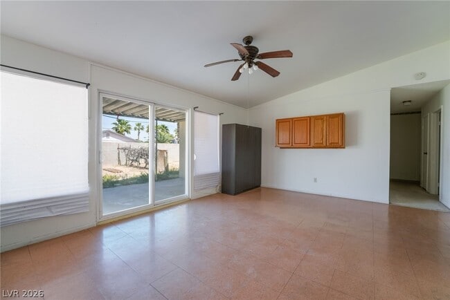 Building Photo - 2102 E Russell Rd