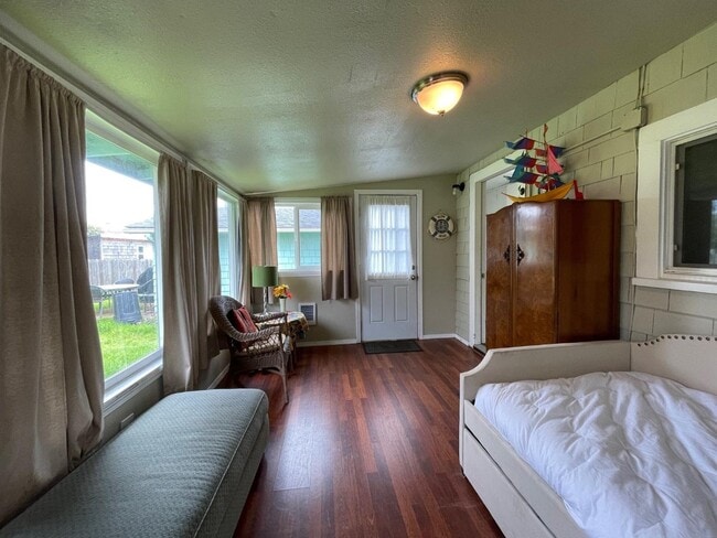 Building Photo - 106 9th St SE