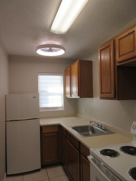 Building Photo - 390 W Cocoa Beach Cswy