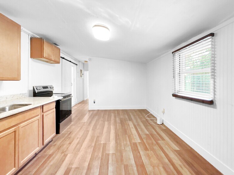 Building Photo - 8405 Aero Ave