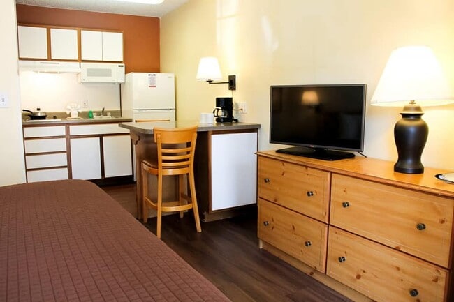 Building Photo - 2401 Wellesley Ave NE