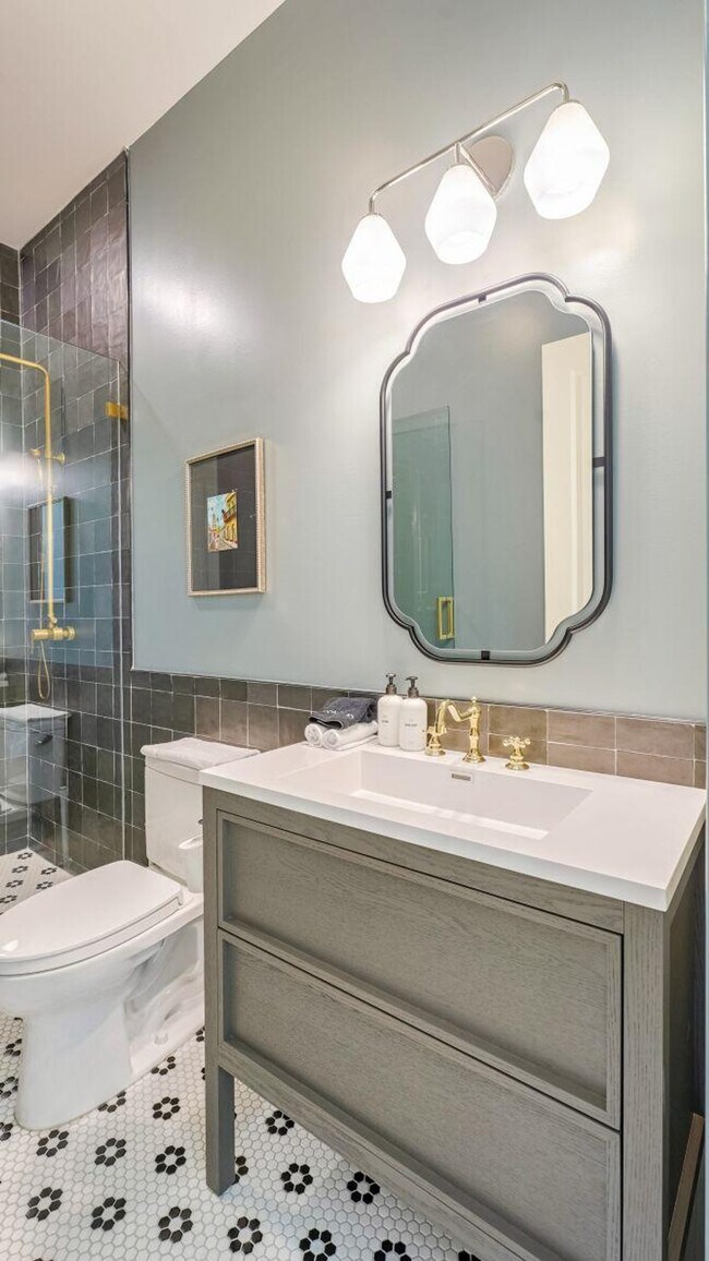 Building Photo - 604 Baronne St