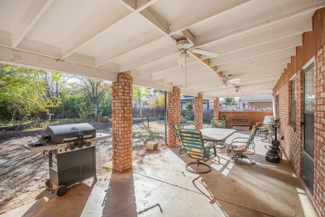 Building Photo - 3 Bedroom 2 Bathroom Home - Dogs Allowed & Large Backyard!