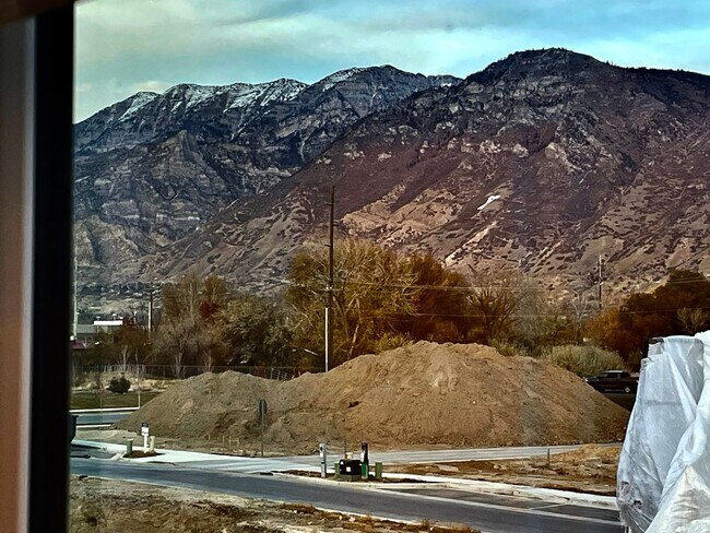 Building Photo - Modern 3-Bedroom Townhome in Provo