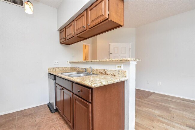 Building Photo - 10855 Meadowglen Ln