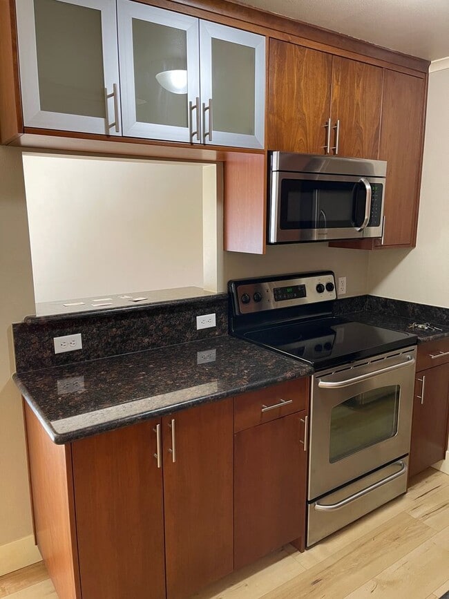 Building Photo - Location, Location!! Spacious Condo on Low...