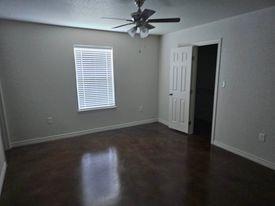 Building Photo - 108 1/2 Surrey Ln 700A
