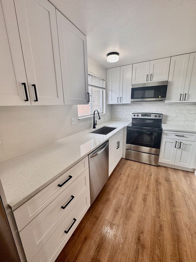 Building Photo - Beautifully Renovated Townhome in Coumbine...