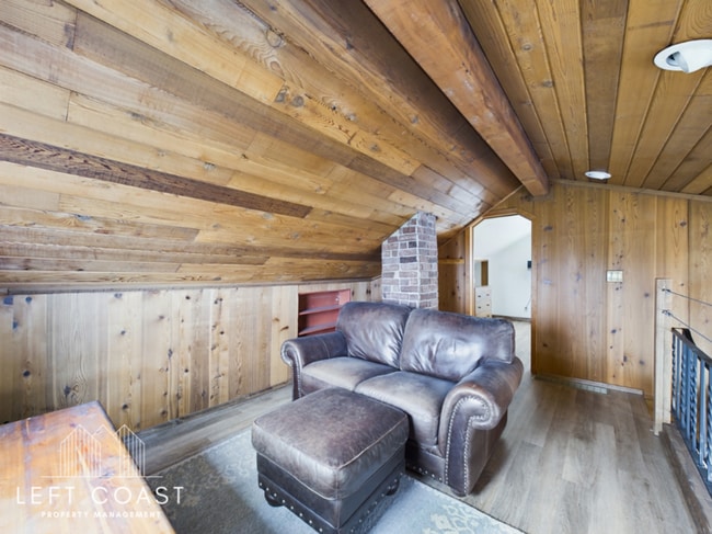 Building Photo - 1033 NW Inlet Ave