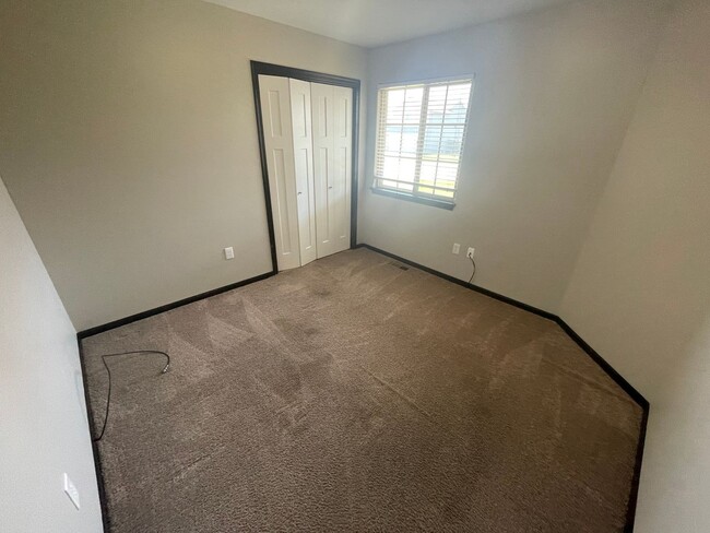 Building Photo - 2022/26 E Village Estates Dr