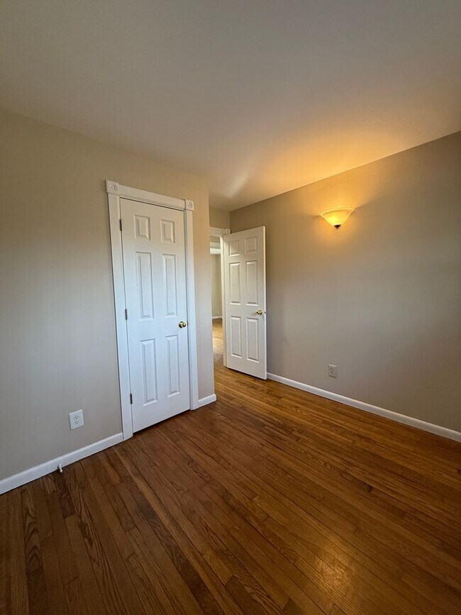 Building Photo - 3 Bedroom House Available Now!