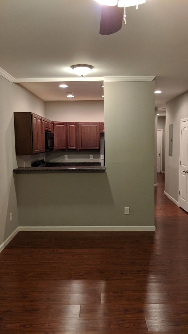 Building Photo - Renovated Townhome w/ Hardwood Floors + Updated Kitchen!