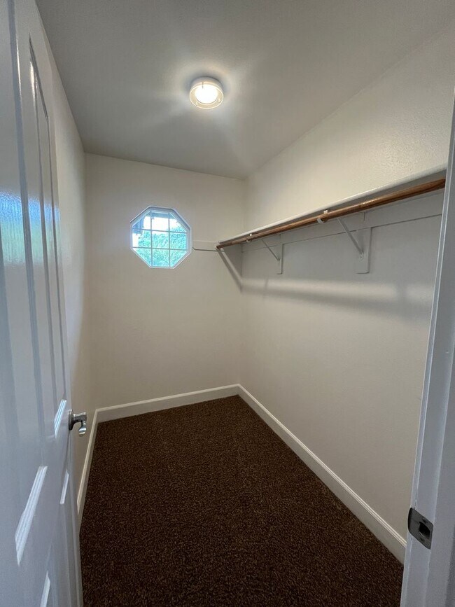 Building Photo - Beautiful Southside Visalia Home! Coming Soon!