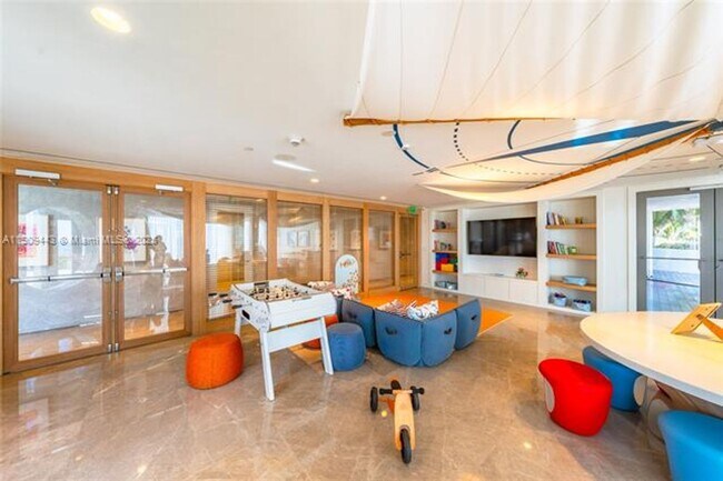 Building Photo - 15701 Collins Ave