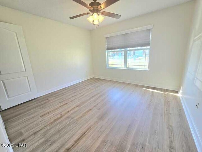 Building Photo - 19 Flamenco St