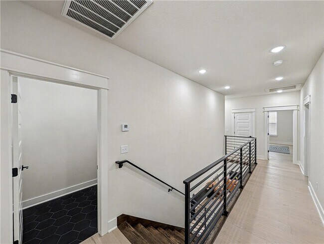 Building Photo - 30 Cromer Dr