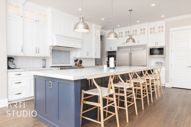 Building Photo - Gorgeous 5 bed 4 bath furnished home in Li...
