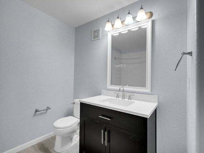 Building Photo - $1,795.95, Gorgeous 2-bed, 2-bath condo located in Aurora.