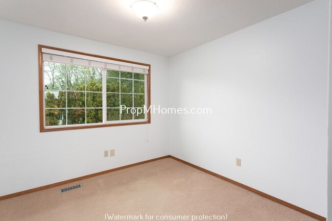 Building Photo - Spacious Four Bedroom Split-Level Home In Milwaukie!