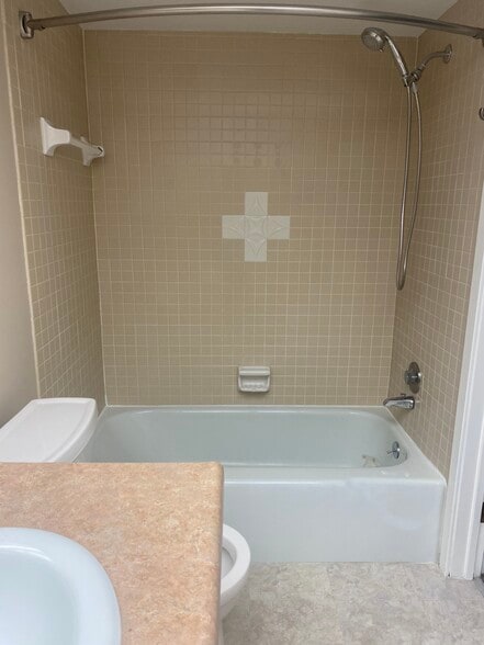 Bath with shower - 105 E Ticonderoga Dr
