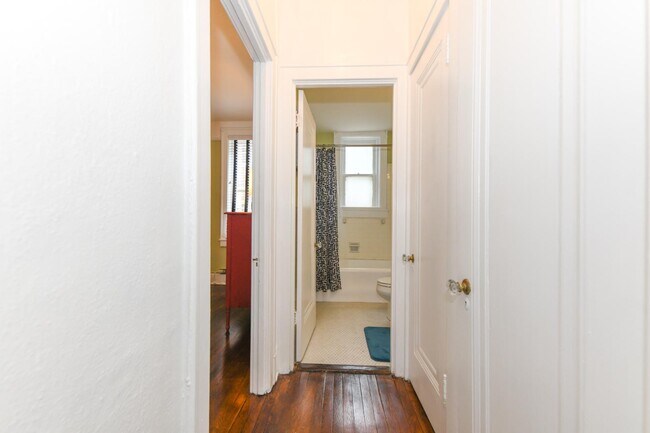 Building Photo - 828 N Elm St