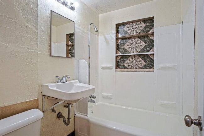 Building Photo - 2812 S Broadway Ave