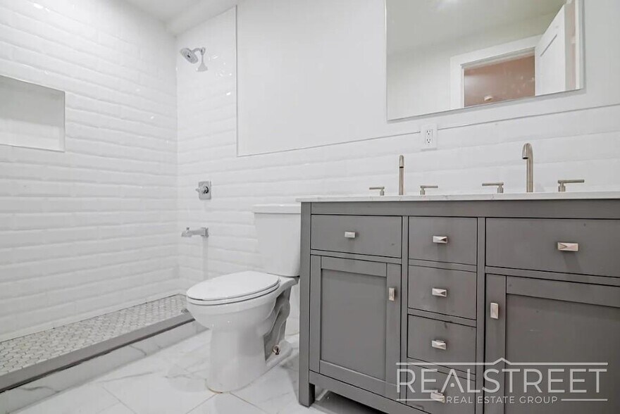 Building Photo - Luxury Triplex Brownstone in Prime Stuyves...