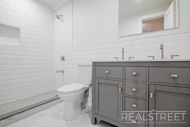 Building Photo - Luxury Triplex Brownstone in Prime Stuyves...