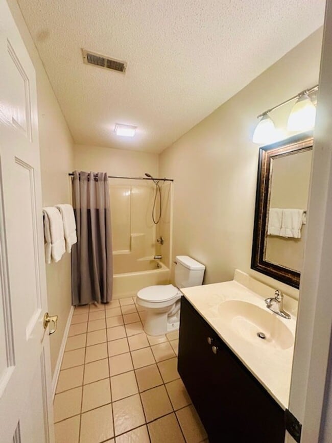 Building Photo - Long Term Rental-Ground floor 2 bedroom 1 bath condo