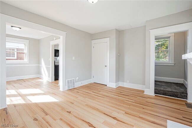 Building Photo - 486 Sumatra Ave
