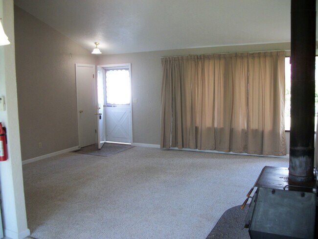 Building Photo - Tracyton Home! 2 Bedrooms with Large Fenced Yard