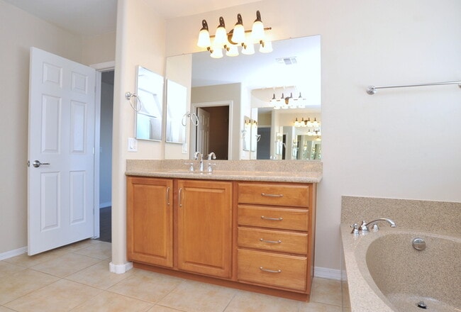 Building Photo - 4 Bedroom, 2.5 Bathroom in Oro Valley