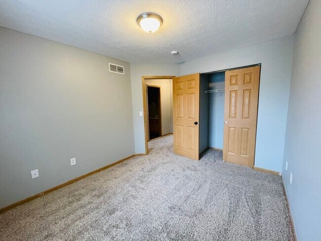 Building Photo - 8575 Fernbrook Dr