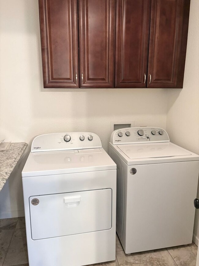 Building Photo - **Excellent 3br/2ba/2garage HOUSE (ELLIOT & DOBSON)** **MOVE-IN SPECIAL 50% OFF MOVE-IN MONTH!!!!**