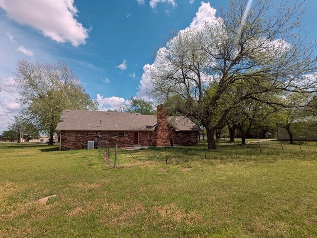 Building Photo - Quiet Country Living with Space, Privacy & Modern Comforts