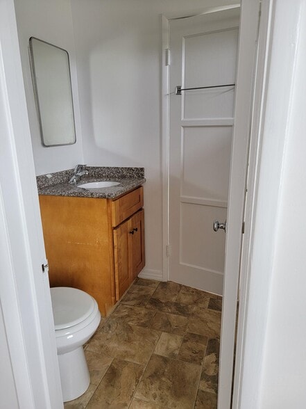 Building Photo - 1373 N Altadena Dr