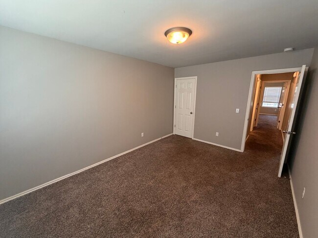 Building Photo - 3401 SE 95th St