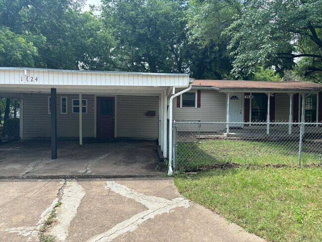Primary Photo - Spacious 4/1 Home on Quiet Block of Mulber...