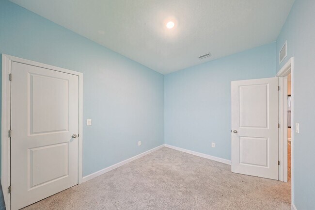 Building Photo - Beautiful Home 3/2/2 Home