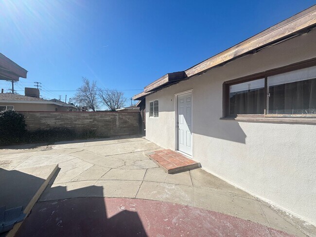 Building Photo - 45025 1/2 10TH STREET WEST
