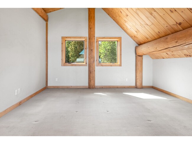 Building Photo - Beautiful Home on 10 Actre