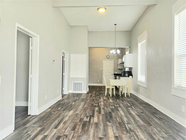 Building Photo - 901 28th St