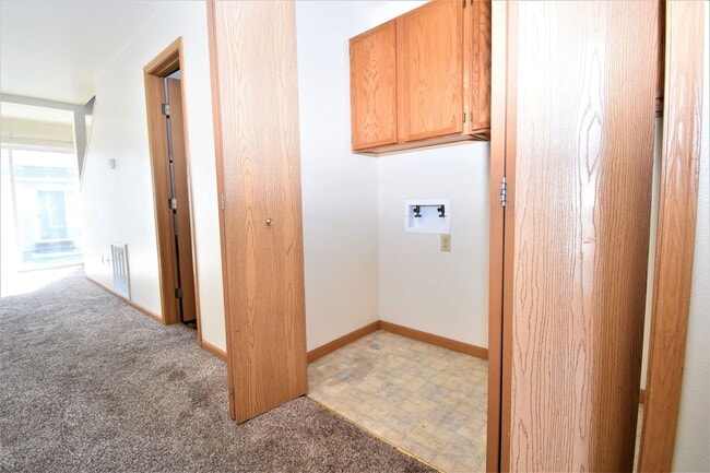Building Photo - Townhouse style 2 bedroom 1.5 Bath with Attached Garage! Great Location!
