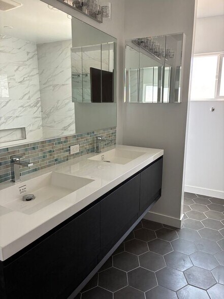 Building Photo - 4444 Don Felipe Dr