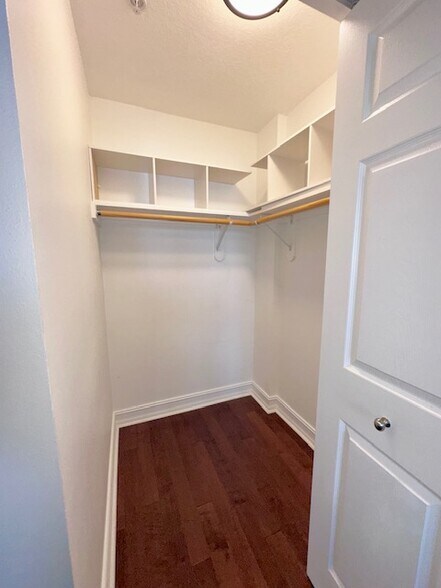 Building Photo - 480 Sail Ln