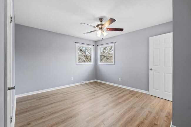 Building Photo - 562 Lone Oak Dr