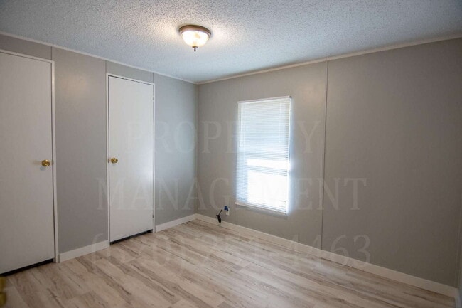 Building Photo - 2-Bedroom with 2 Full Baths in Coffeyville!